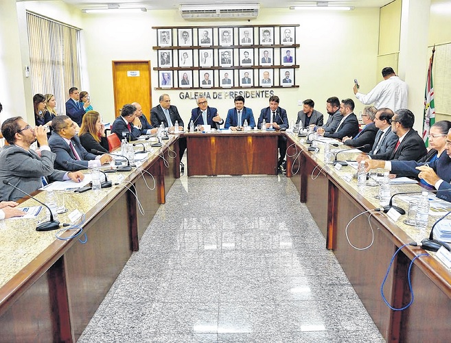 Senador se compromete a revogar lei que criminaliza contadores em Goiás