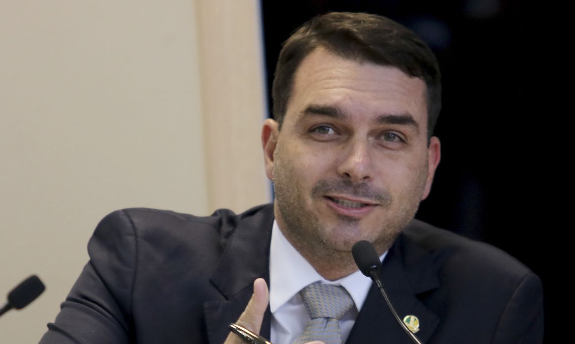 Flávio Bolsonaro testa positivo para Covid-19