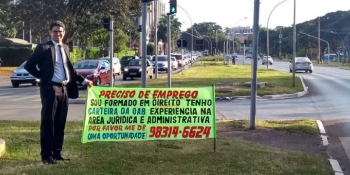 Advogado que pediu emprego no semáforo é contratado e consegue pós-graduação