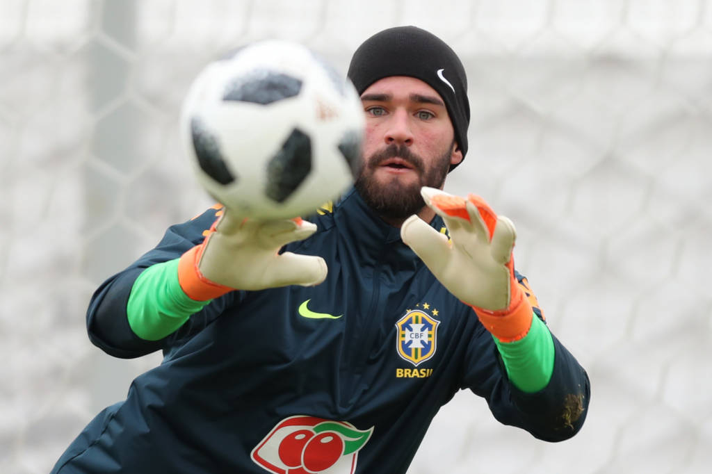 Após falhas de Karius, Alisson entra na mira
