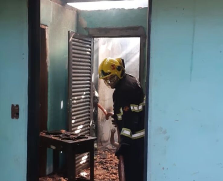 Homem morre carbonizado em casa , em Rio Verde