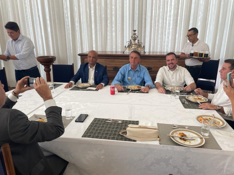 Jair Bolsonaro a comitiva:  "Goiás está 100% comigo"