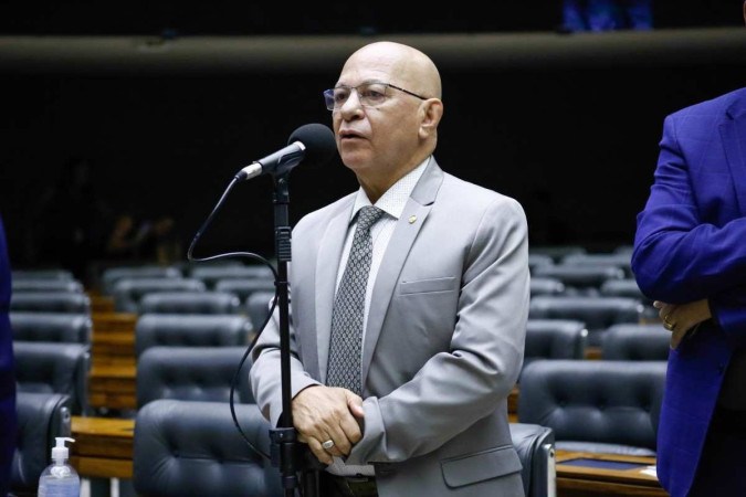 Professor Alcides chama deputadas de “loucas”