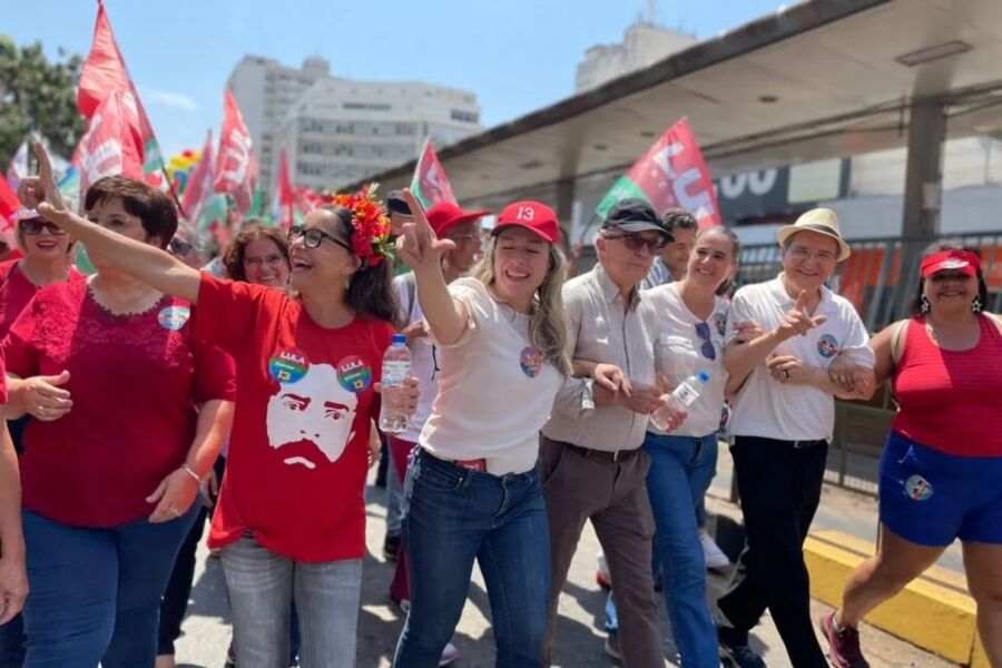 PT e aliados fazem caminhada pró-Lula, com Lucélia Santos