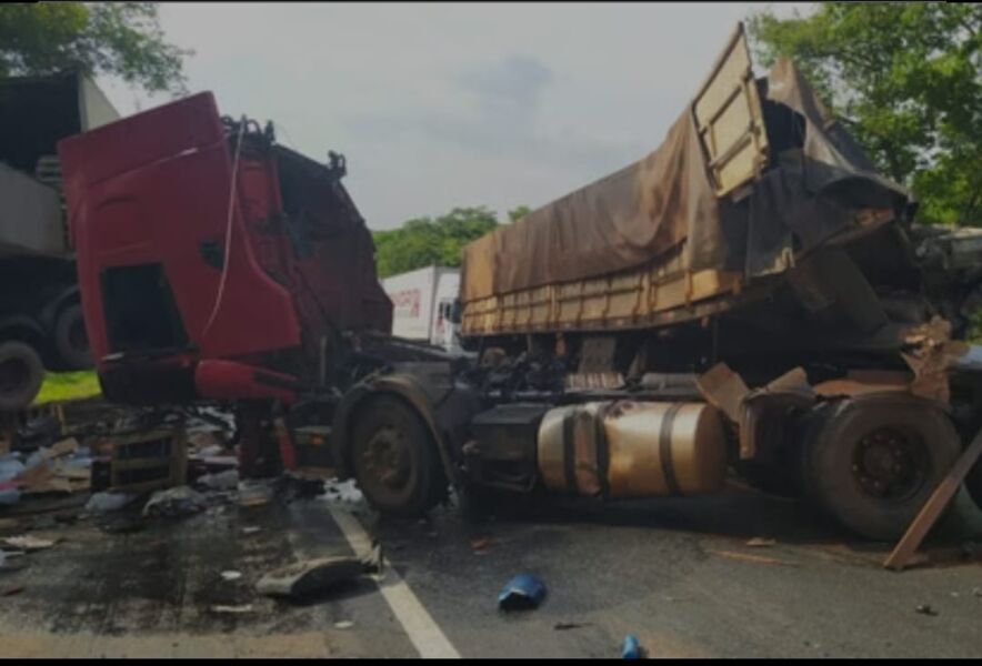 Acidente entre carretas deixa uima pessoa morta na BR-153