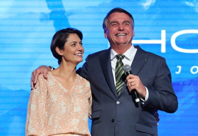 Michelle cita trecho da Bíblia em seu 1º post pós-eleições: Casal segue 'firme'