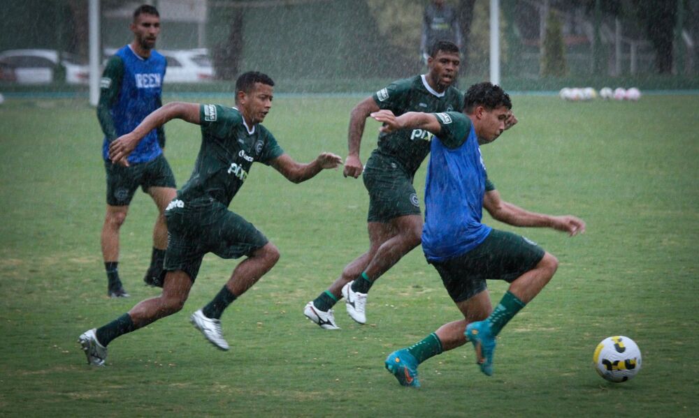 Goiás enfrenta o Athletico-PR e busca garantir a permanência na série A