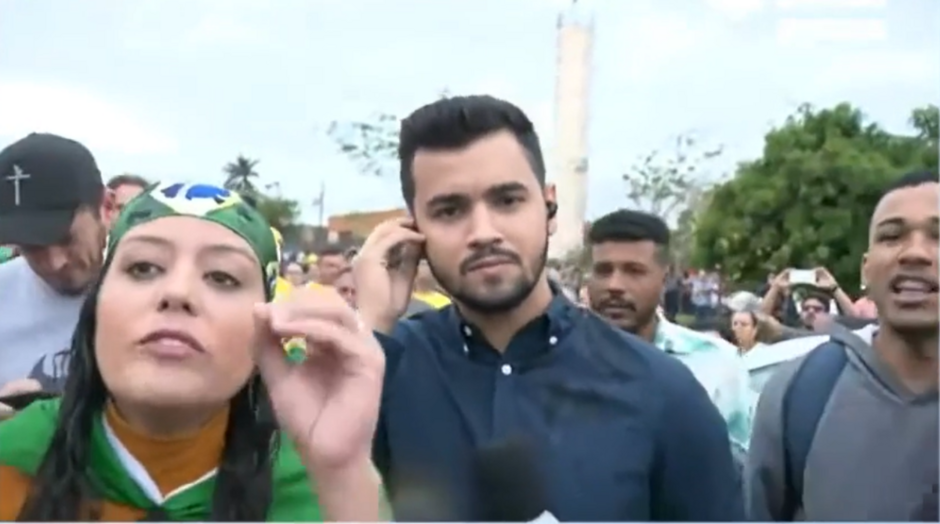 Repórter da Record é agredido em manifestação bolsonarista: “Nunca vi tanta gente louca”; assista