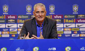 Tite usa monitor para orientar jogadores da seleção