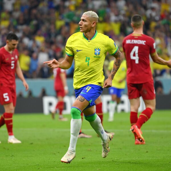 Brasil não tem dificuldades e estreia com vitória na Copa