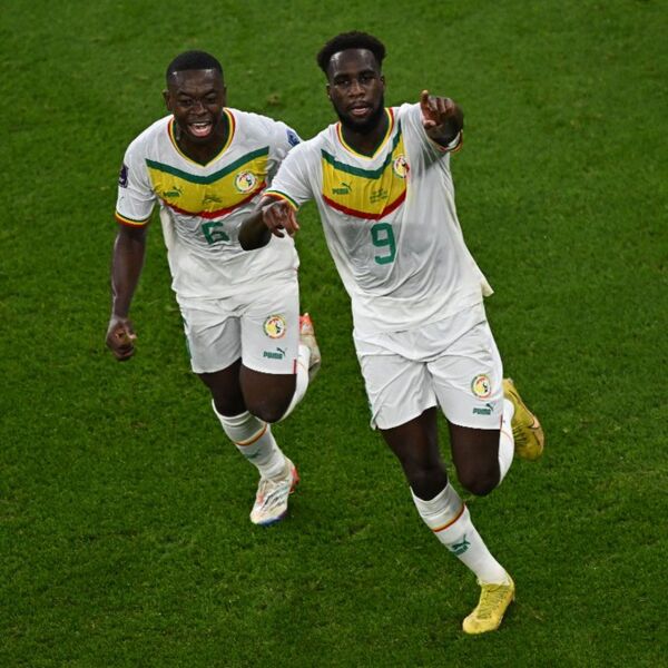 Senegal vence e elimina os donos da casa da Copa