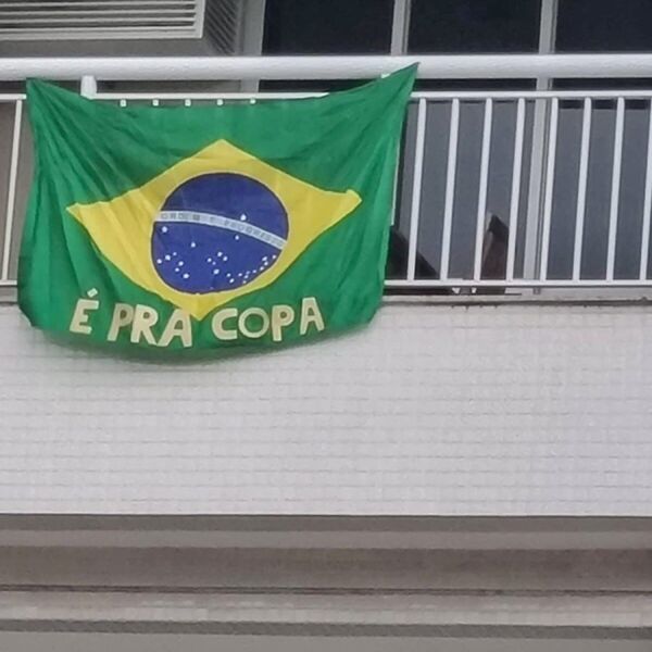 Torcedores personalizam camisa e bandeira para não passarem por bolsonaristas