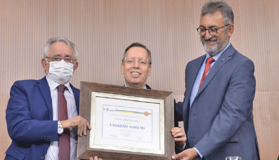 Carlos França recebe título de cidadão goiano