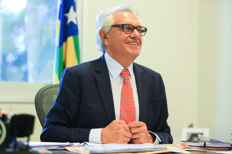 Ronaldo Caiado apresenta melhoras e caminha pelo quarto