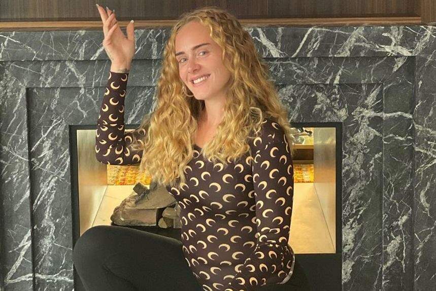 Adele revela em show que fazia terapia cinco vezes ao dia para superar divórcio