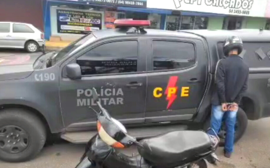 Homem é preso após furtar moto e tentar esconder em casa, em Caldas Novas