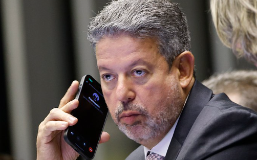 Lira chega ao Plenário da Câmara para retomar votação da PEC da Transição