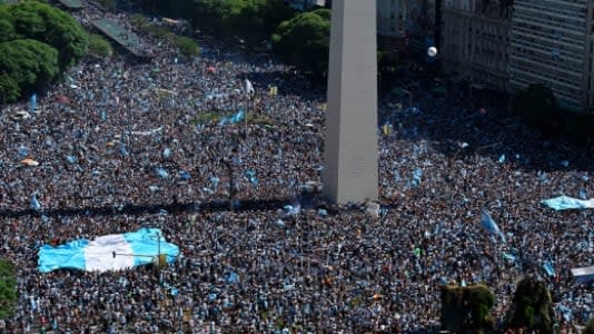 Festa pelo tri mundial da Argentina deixa rastro de destruição em Buenos Aires