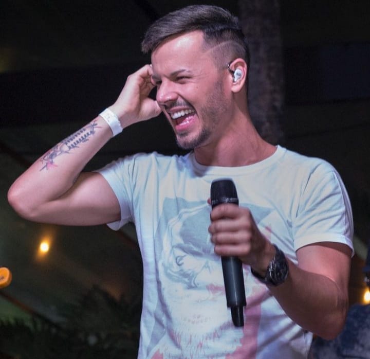 Cantor Rico Henriques passa réveillon com a família em Boa Viagem