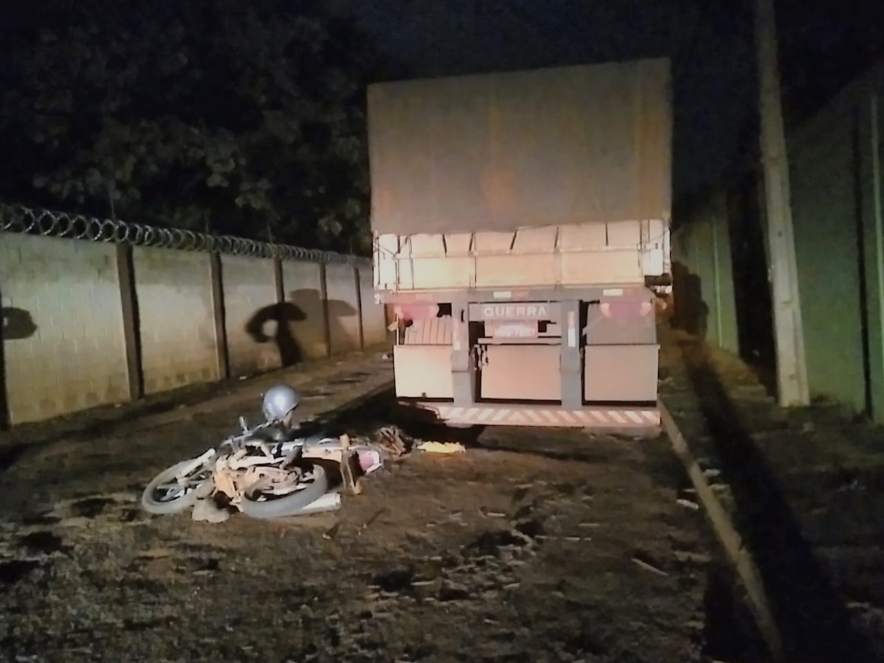 Motociclista morre após bater em reboque estacionado em Goiânia