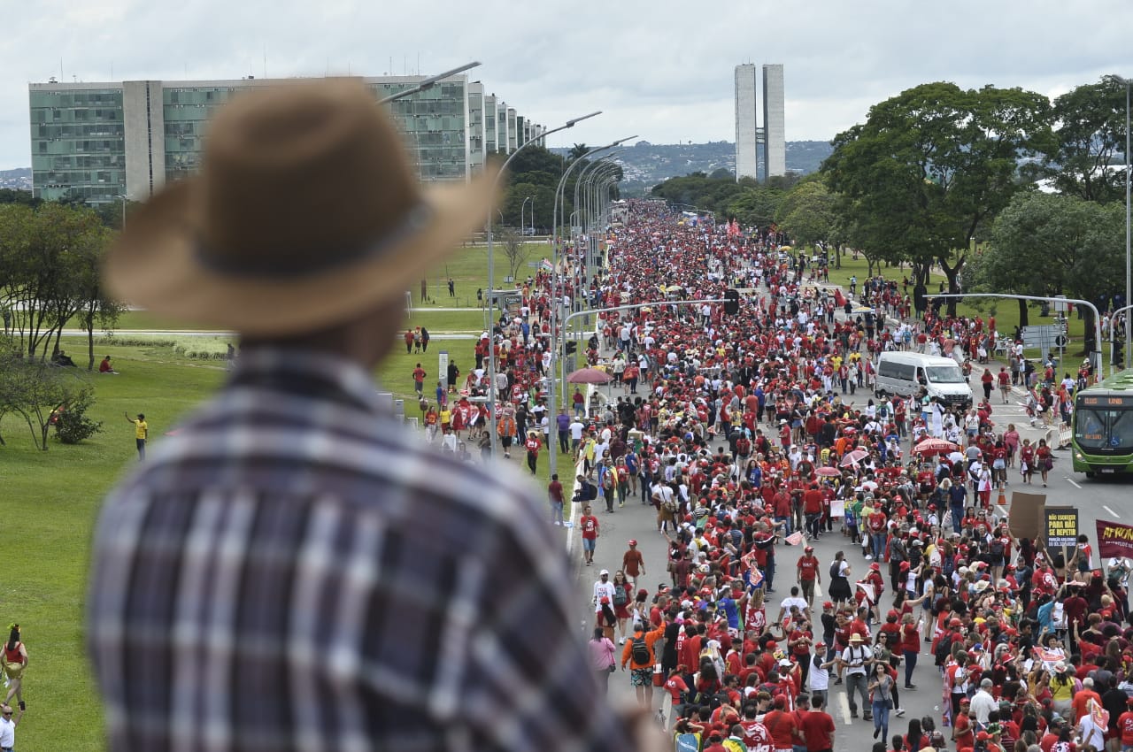 Multidão chega a Esplanada dos Ministérios e polícia suspende revista