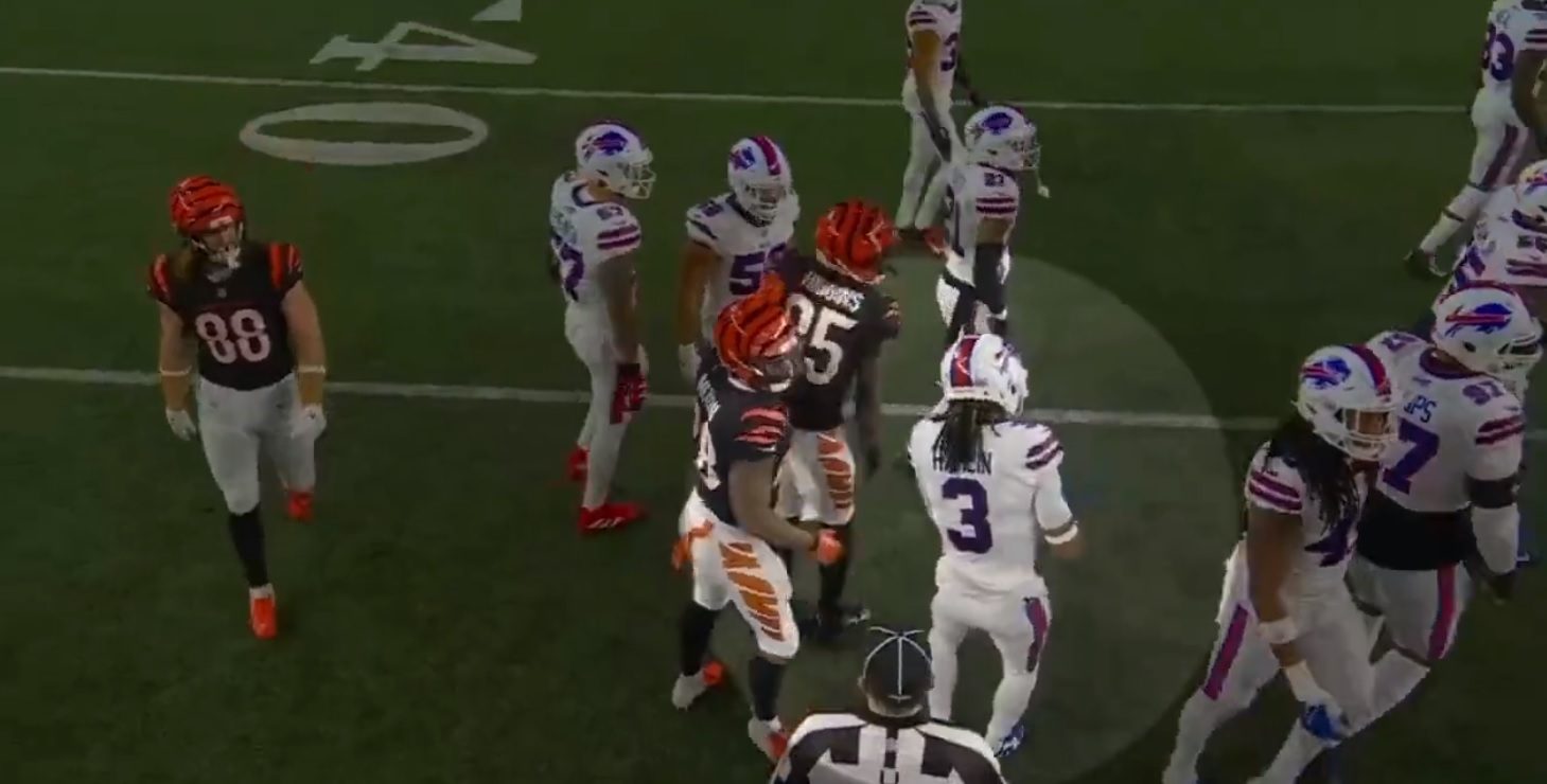 Jogador da NFL tem parada cardíaca em campo após choque