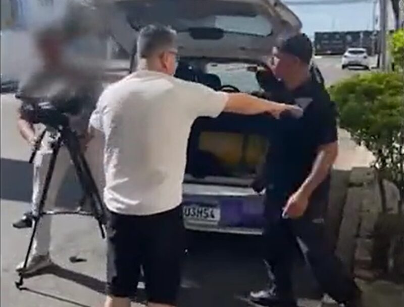 Apoiador de Bolsonaro dá soco no rosto de cinegrafista; assista
