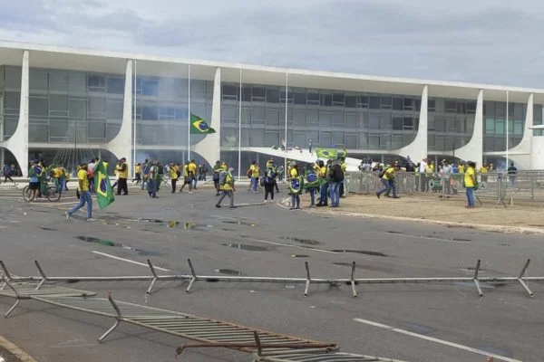 Manifestantes conseguem invadir STF e Palácio do Planalto