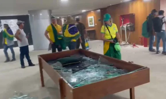 Vândalos promovem quebradeira em prédios dos Três Poderes