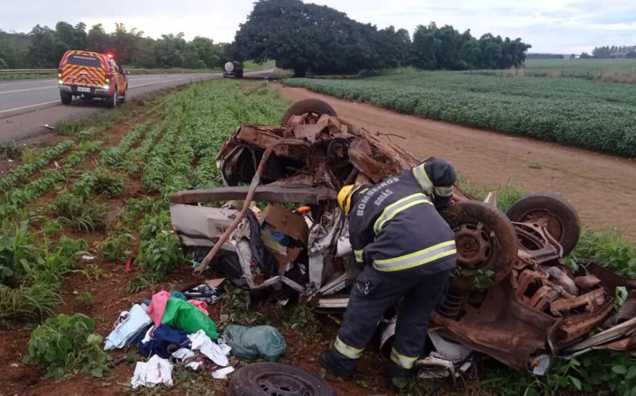 Caminhão atinge carro no acostamento e mata homem na GO-364, em Jataí