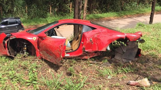 Ferrari fica destruída após acidente, em Nova Lima