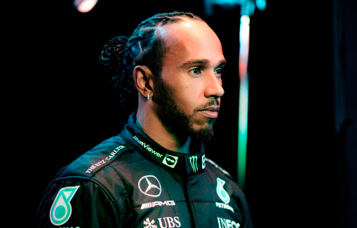 Hamilton revela racismo na infância: 'Atiravam bananas em mim'