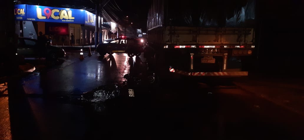 Motociclista morre após bater em traseira de carreta estacionada