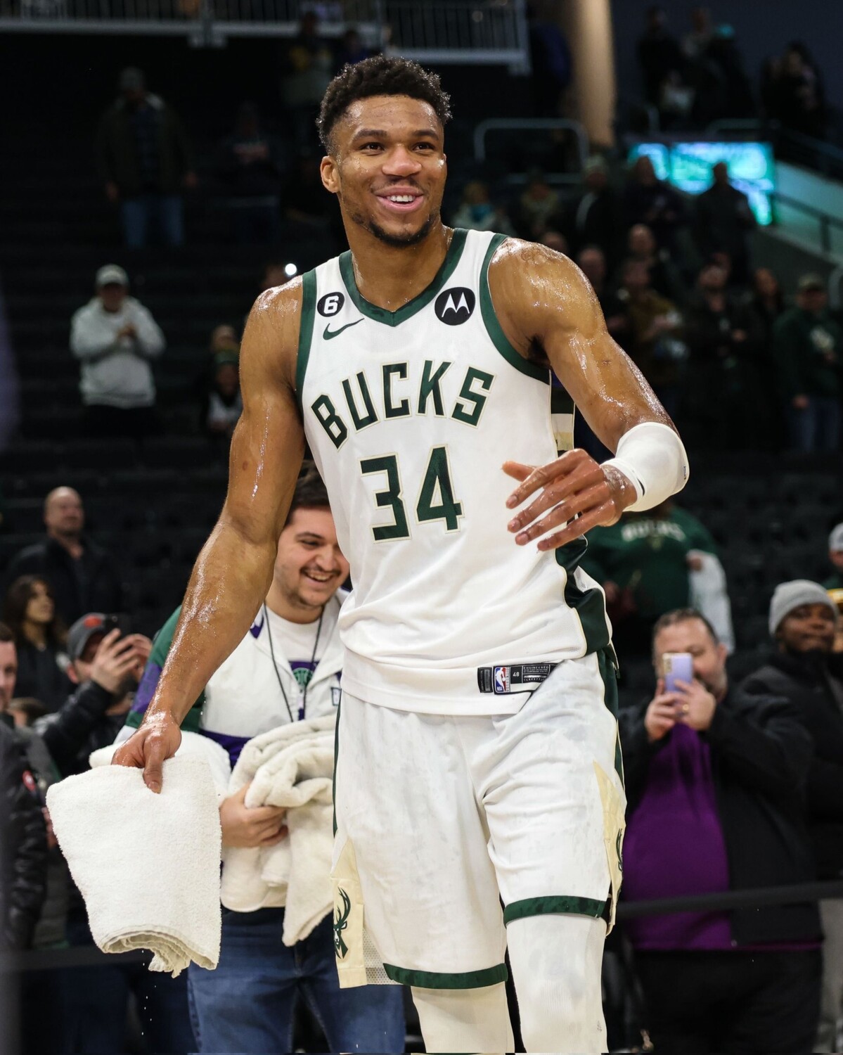 Antetokounmpo faz 50 e Bucks batem Pelicans