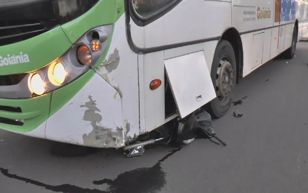Motociclista morre após furar sinal e bater contra ônibus