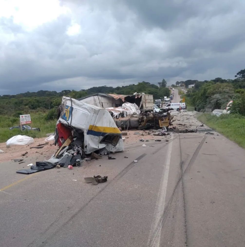 Colisão entre caminhões deixa dois mortos na BR-476