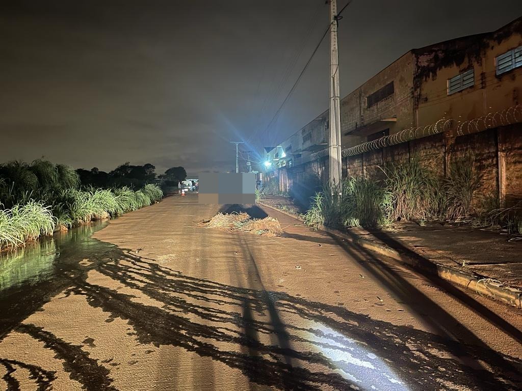 Motociclista morre após bater em monte de terra no meio da pista