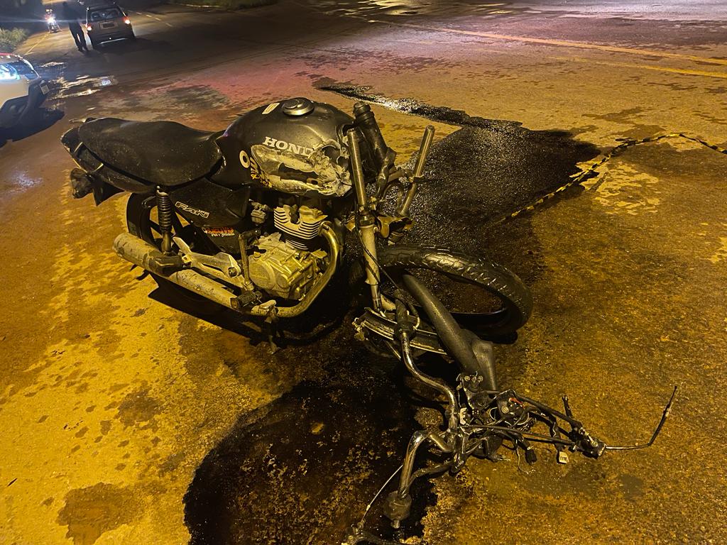 Motorista de carro invade contramão e mata motociclista