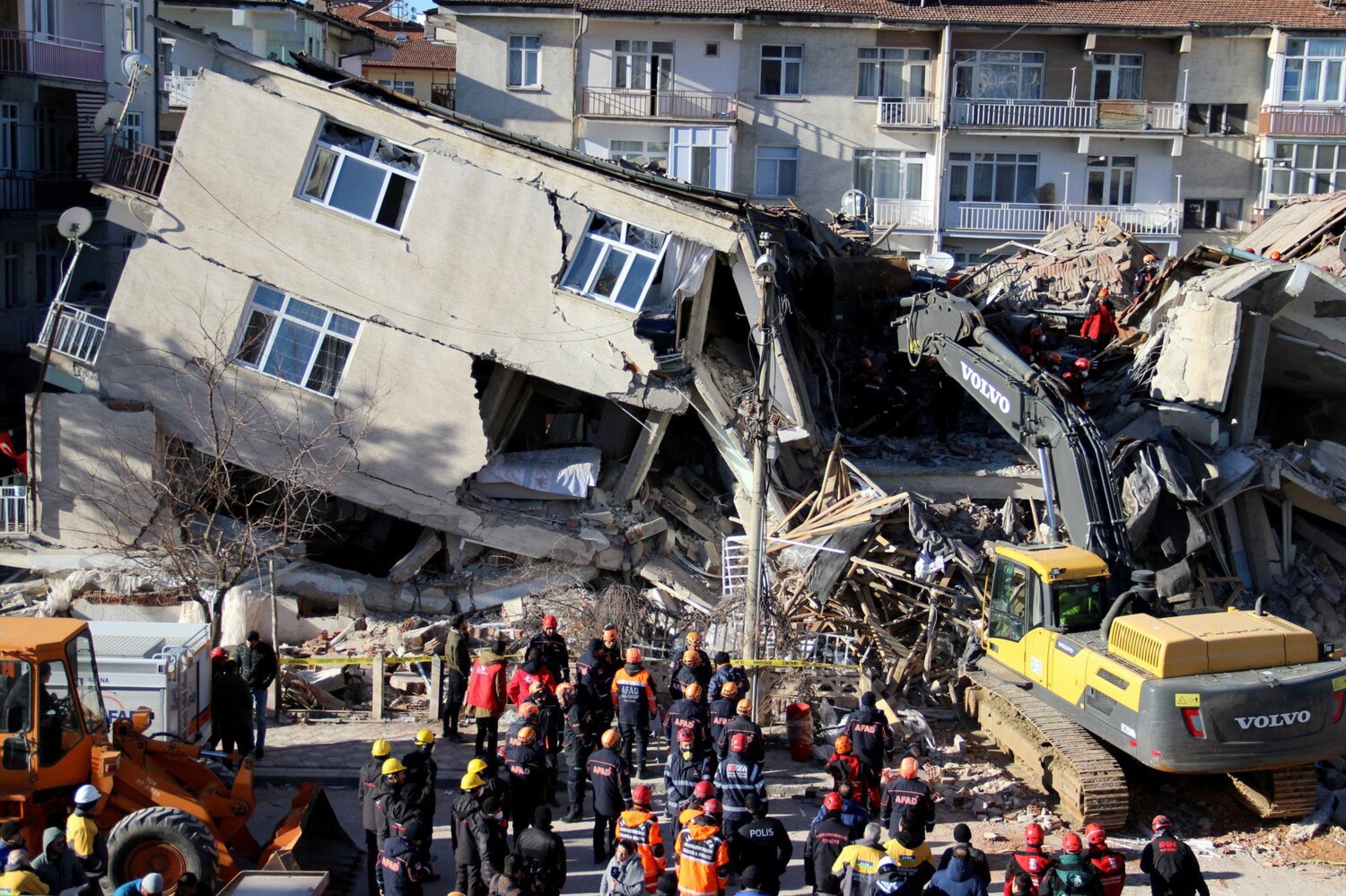 Sobe 2.300 o número de mortos em terremoto que atingiu Turquia