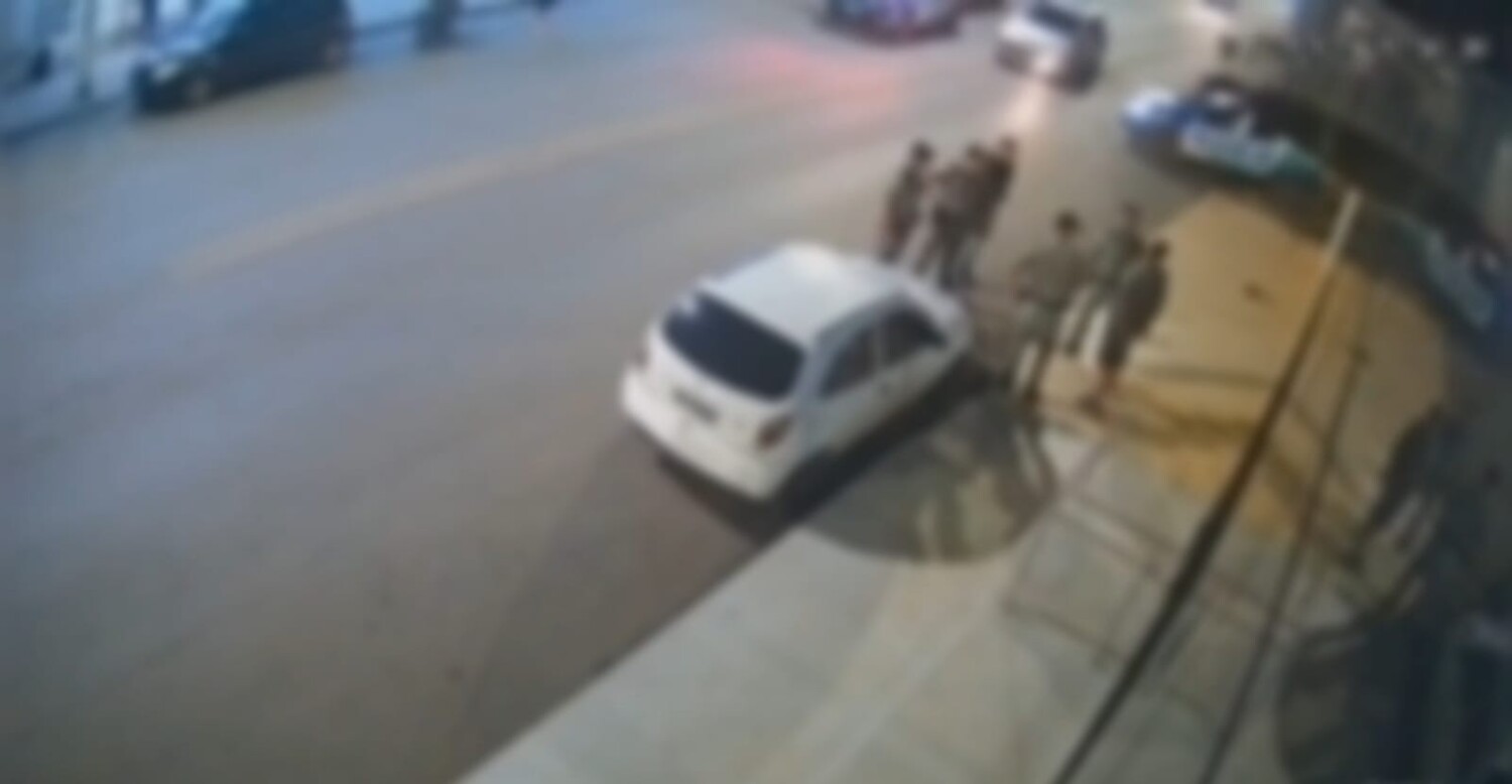 Policial é flagrado ao agredir homem com cassetete