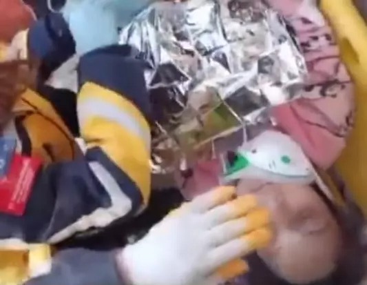 212 horas após terremoto idosa é resgatada com vida dos escombros