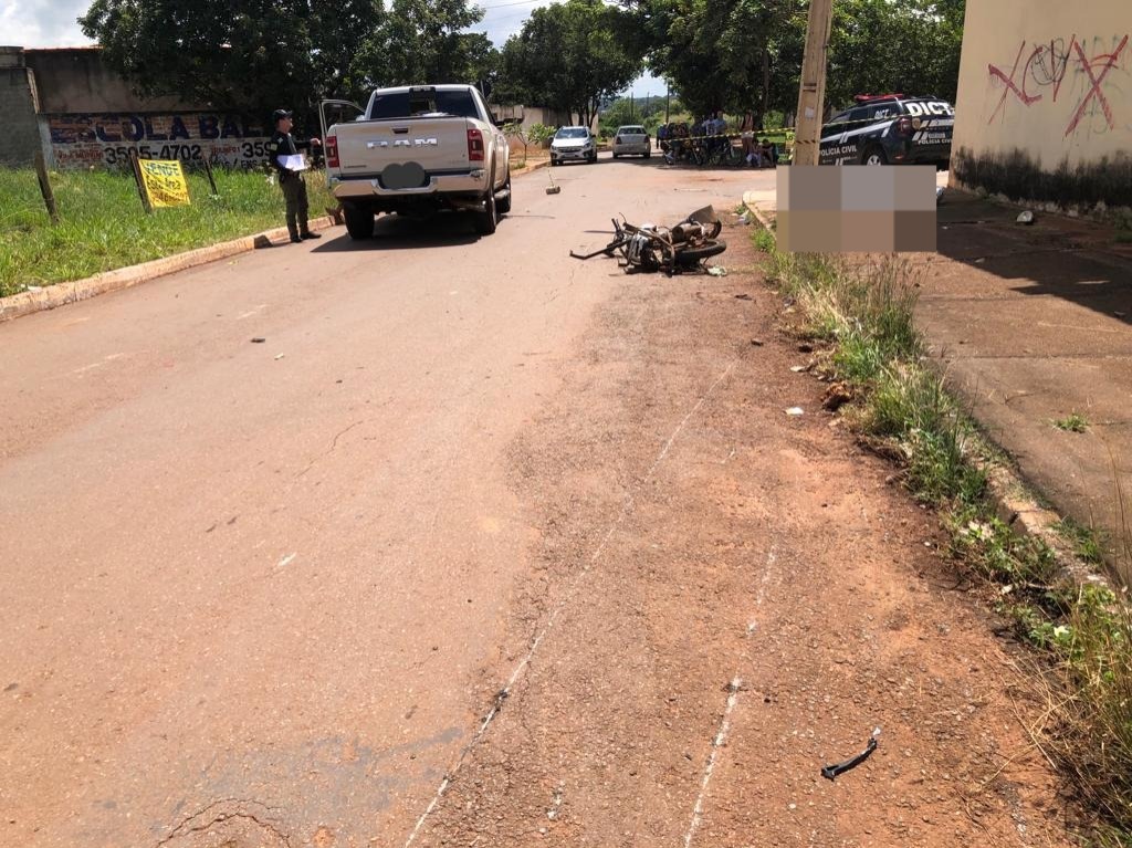 Motociclista morre após desrespeitar sinalização e bater em camionete