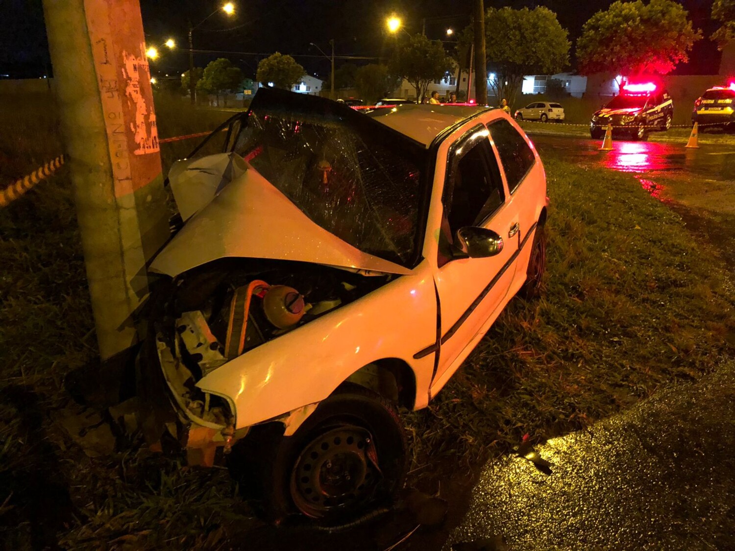 Motorista colide contra poste de luz em acidente de trânsito