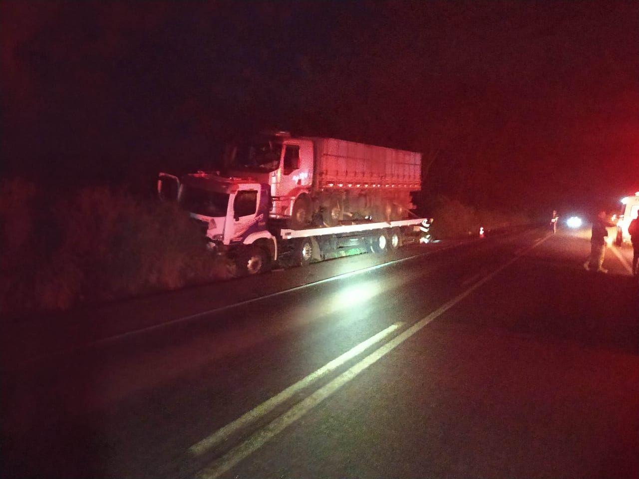 Carro bate de frente com caminhão e deixa cinco mortos