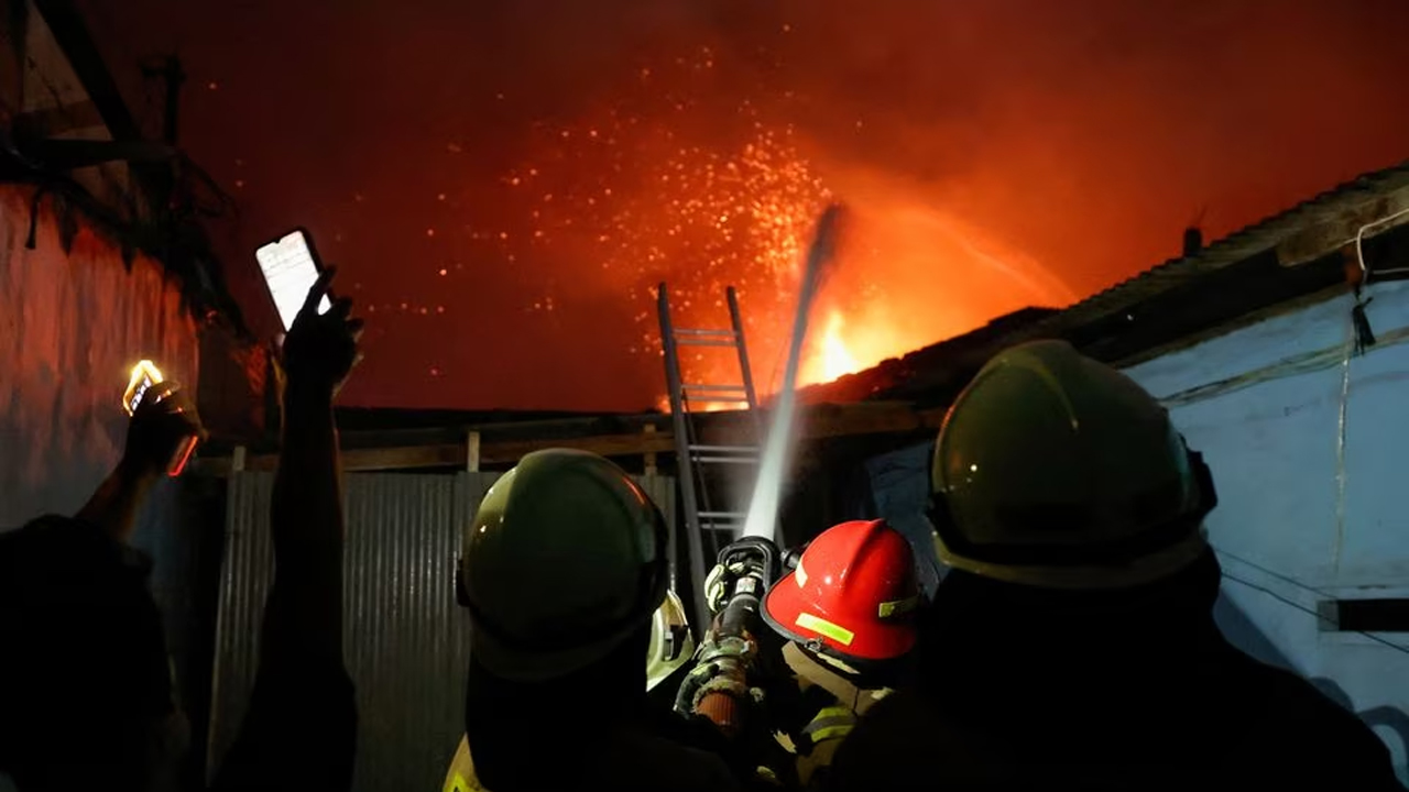 Incêndio em depósito de combustíveis deixa 17 mortos na Indonésia
