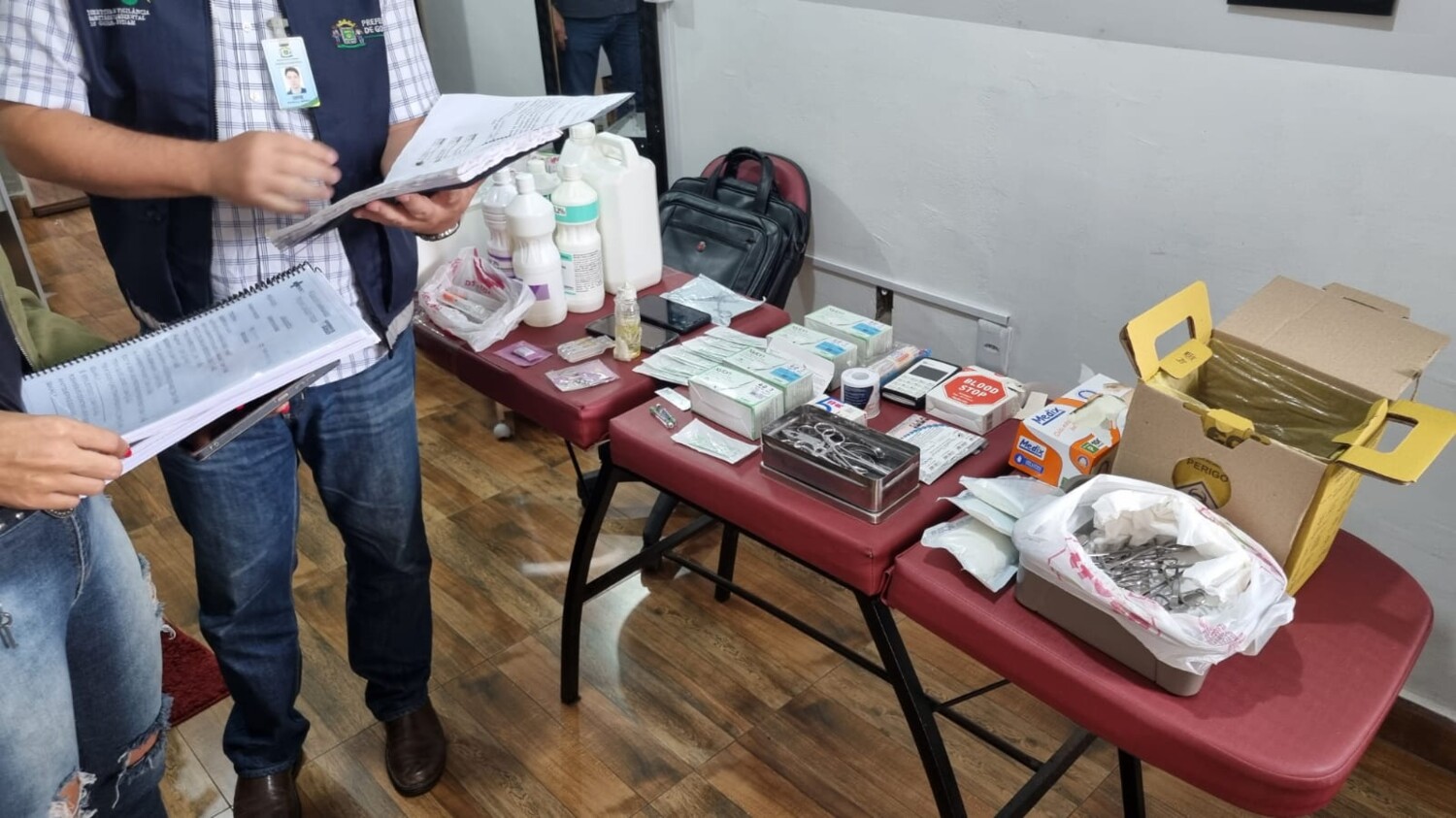 Mulher que realizava cirurgias plásticas sem autorização é presa, em Goiânia