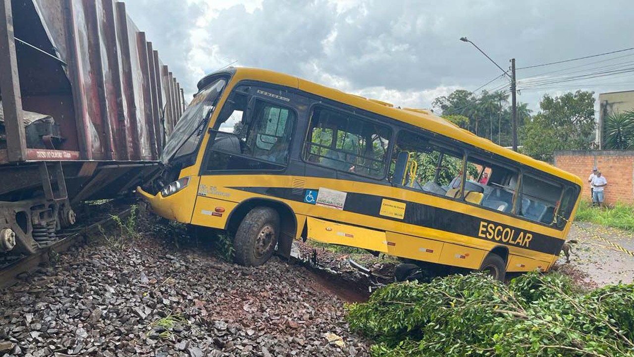 Morre terceira vítima de acidente entre ônibus e trem no Paraná