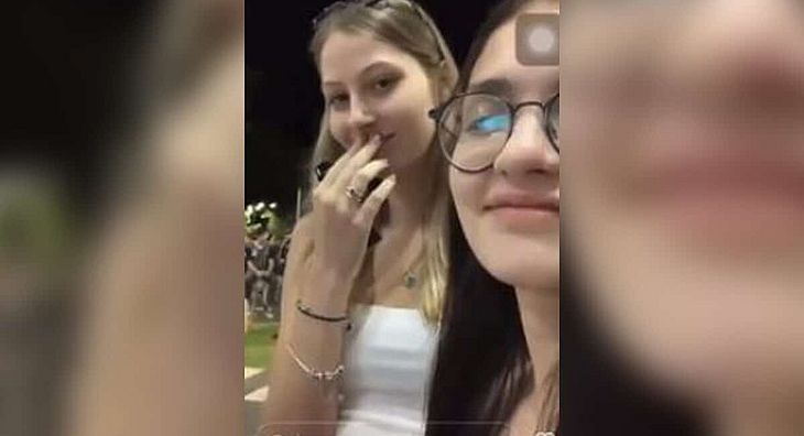 Vídeo de universitárias que debocham de colega de 45 anos gera revolta na internet