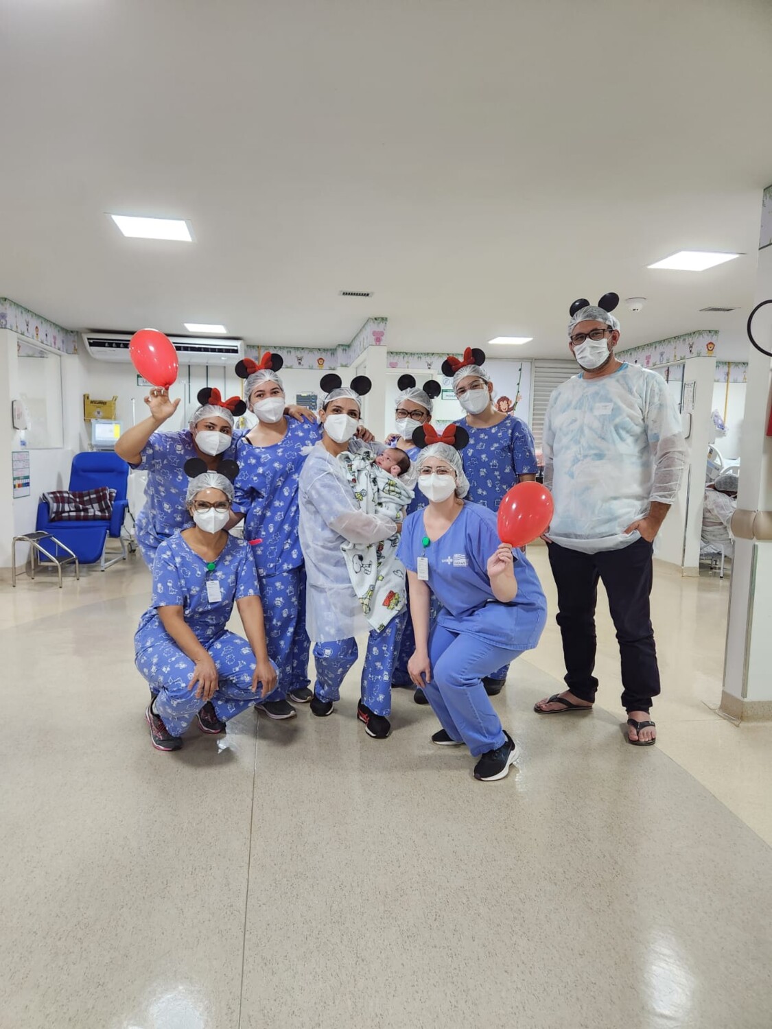 Gêmeos comemoram mesversário na UTI pediátrica do HEI