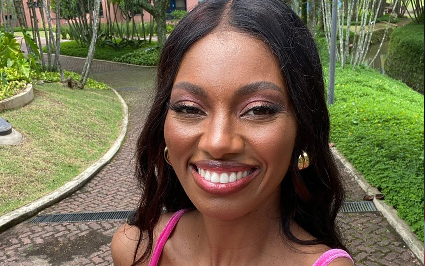 Tina, do BBB23, quase fica cega após usar pomada de cabelo; assista